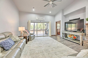 Chic Show Low Townhome with BBQ Dogs Welcome!